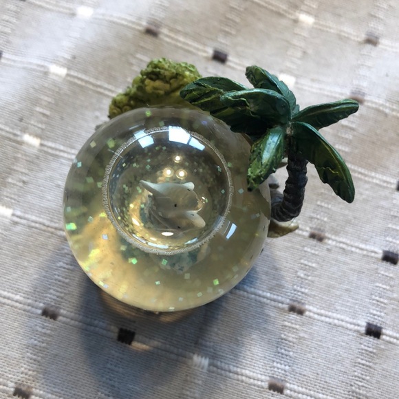 Mini Dolphin Snowglobe - Picture 2 of 2